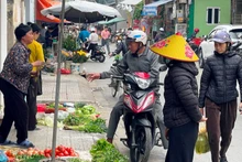 Hoạt động mua bán tại chợ dân sinh (trong ảnh: Chợ Kênh, thành phố Nam Định, tỉnh Nam Định) đã trở lại bình thường trong ngày mồng 4 Tết.