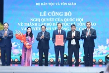 Thủ tướng Phạm Minh Chính trao Nghị quyết của Quốc hội cho tập thể lãnh đạo Bộ Dân tộc và Tôn giáo. (Ảnh: TRÂN HẢI)