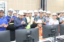 Lãnh đạo EVN, các kỹ sư, chuyên gia, công nhân vui mừng chứng kiến thời khắc đóng điện, hòa lưới thành công Tổ máy 2 Thủy điện Yaly mở rộng (Ảnh: EVN)