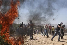 Người biểu tình Palestine đụng độ với lực lượng an ninh Israel tại Beita, phía nam thành phố Nablus của Bờ Tây. (Ảnh tư liệu: AFP/TTXVN)