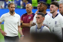 Huấn luyện viên Gareth Southgate và các thành viên tuyển Anh sau trận đấu. (Ảnh: Reuters) 