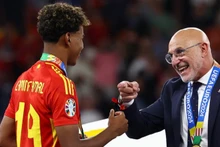 Huấn luyện viên Luis de la Fuente ăn mừng chức vô địch EURO 2024 cùng Lamine Yamal. (Ảnh: Reuters) 
