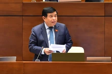 Bộ trưởng Kế hoạch và Đầu tư Nguyễn Chí Dũng giải trình, làm rõ nội dung đại biểu Quốc hội nêu. (Ảnh: THỦY NGUYÊN)