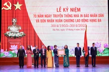 Thừa ủy quyền của Chủ tịch nước và lãnh đạo Đảng, Phó Chủ tịch nước Võ Thị Ánh Xuân trao Huân chương Lao động hạng Ba (lần thứ 2) cho tập thể lãnh đạo, cán bộ, công nhân viên và người lao động Công ty TNHH một thành viên In Báo Nhân Dân Hà Nội. (Ảnh: ĐẠI GIANG)