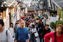 Du khách tham quan làng cổ Bukchon Hanok ở Seoul, Hàn Quốc, ngày 25/10/2024. (Ảnh minh họa: Reuters) 