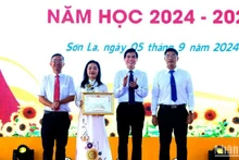 Đồng chí Hoàng Quốc Khánh, Bí thư Tỉnh ủy, Chủ tịch Ủy ban nhân dân tỉnh Sơn La tặng Bằng khen cho Trường trung học phổ thông chuyên Sơn La.