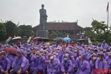 Hàng nghìn người dân đội mưa đến Khu lưu niệm nhà bác học Lê Quý Đôn (xã Độc Lập, huyện Hưng Hà, tỉnh Thái Bình) chứng kiến chiến thắng ngoạn mục của cậu học trò vùng quê lúa. (Ảnh: MAI TÚ)