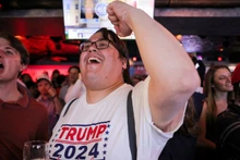Người ủng hộ ông Trump ăn mừng trước kết quả kiểm phiếu sơ bộ tại sự kiện của Câu lạc bộ Cộng hòa trẻ New York ở thành phố New York. (Ảnh: Reuters)