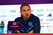 Tiền đạo Harry Kane phát biểu tại họp báo trước trận đấu trong khuôn khổ vòng 1/8 World Cup 2022 với Senegal. (Ảnh: Reuters)