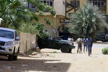 Xe quân sự trên một đường phố ở Khartoum (Sudan), ngày 15/4/2023. (Ảnh: AFP/TTXVN)