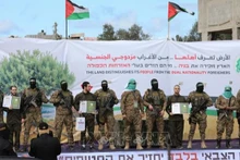 Phong trào Hamas trao trả các con tin Israel cho Ủy ban Chữ thập đỏ quốc tế theo thỏa thuận ngừng bắn, tại trại tị nạn Nuseirat ở miền trung Dải Gaza, ngày 22/2/2025. (Ảnh: REUTERS/TTXVN)