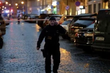 Một sĩ quan cảnh sát bảo vệ khu vực sau vụ xả súng tòa nhà của Đại học Charles ở Praha. (Ảnh: Reuters)