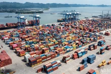 Bốc dỡ hàng hóa tại cảng container Đình Vũ, Hải Phòng. (Ảnh minh họa: THÀNH ĐẠT)
