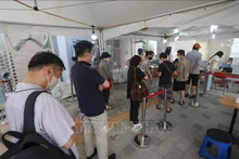 Người dân xếp hàng chờ xét nghiệm Covid-19 tại Seoul, Hàn Quốc, ngày 4/8/2022. (Ảnh: Yonhap/TTXVN)