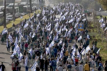 Người dân tham gia biểu tình phản đối kế hoạch cải cách tư pháp, tại Tel Aviv, Israel. (Nguồn: AFP/TTXVN)