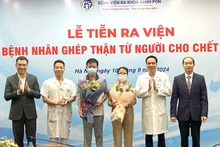 Đại diện Bộ Y tế, Sở Y tế Hà Nội và Bệnh viện đa khoa Xanh Pôn chúc mừng hai bệnh nhân được ghép thận.