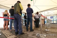 Người dân xếp hàng chờ xét nghiệm tại Trung tâm Y tế công cộng Yongsan-gu, Seoul, Hàn Quốc, ngày 6/9/2022. (Ảnh: Yonhap)