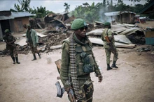 Binh sĩ quân đội CHDC Congo tuần tra tại làng Manzalaho gần Beni sau 1 vụ tấn công của phiến quân. (Ảnh: AFP/TTXVN)