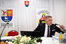 Thủ tướng Slovakia Robert Fico tham dự một cuộc họp của chính phủ trước khi xảy ra vụ nổ súng ám sát ông, Handlova, Slovakia, ngày 15/5/2024. (Ảnh: Reuters) 