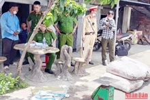 Số mỡ động vật bốc mùi hôi thối bị phát hiện trên ô-tô khách.