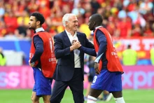 Huấn luyện viên Didier Deschamps ăn mừng với các tuyển thủ Pháp sau trận thắng Bỉ để vào tứ kết. (Ảnh: REUTERS) 