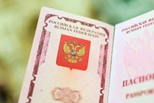 Một cuốn hộ chiếu Nga. (Ảnh minh họa: NurPhoto/Rex/Shutterstock)
