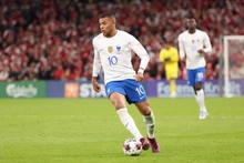 Lần đầu tiên sau 8 năm, vị trí dẫn đầu về thu nhập trong giới cầu thủ không phải là Ronaldo hoặc Messi mà thuộc về ngôi sao đàn em Mbappe. (Ảnh: Getty Images)