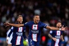 Đặt bút ký vào bản hợp đồng mới để gắn bó với Paris-Saint Germain đến năm 2025 giúp Mbappe có mức lương cao nhất thế giới. (Ảnh: PSG/Getty Images)