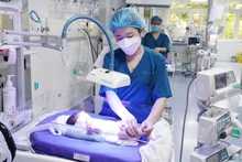 Chăm sóc cho trẻ sơ sinh tại Bệnh viện Sản nhi Quảng Ninh. (Ảnh minh họa: Bệnh viện cung cấp)