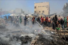 Hiện trường một vụ không kích của Israel tại Gaza ngày 21/4/2025. (Ảnh: THX/TTXVN)