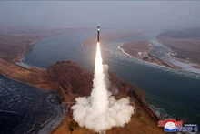 Vụ phóng thử tên lửa tầm trung siêu thanh mới của Triều Tiên ngày 6/1/2025. (Ảnh: KCNA/TTXVN)