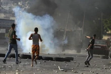Người biểu tình Palestine ném đá trong cuộc xung đột với binh sĩ Israel tại thành phố Nablus, khu Bờ Tây, ngày 17/8/2022. (Ảnh: AFP/TTXVN)