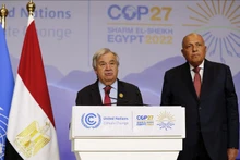 Tổng Thư ký Liên hợp quốc Antonio Guterres (trái) và Ngoại trưởng Ai Cập, Chủ tịch Hội nghị thượng đỉnh lần thứ 27 Các bên tham gia Công ước khung của Liên hợp quốc về biến đổi khí hậu (COP27) trong cuộc họp báo tại Sharm el-Sheikh (Ai Cập), ngày 17/11/2022. (Ảnh: AFP/TTXVN)