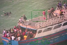 Một chiếc thuyền chở 356 người di cư Haiti mắc cạn ngoài khơi Florida, Mỹ, ngày 6/3/2022. (Ảnh minh họa: Tuần duyên Mỹ/Reuters) 