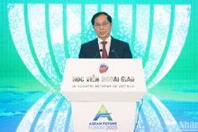 Phó Thủ tướng, Bộ trưởng Ngoại giao Bùi Thanh Sơn phát biểu tại phiên bế mạc Diễn đàn Tương lai ASEAN 2025. (Ảnh: SƠN TÙNG) 