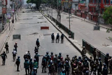 Quân đội và cảnh sát Bangladesh kiểm soát tình hình trước đám đông người biểu tình bên ngoài Đài Truyền hình nhà nước Bangladesh, Dhaka, Bangladesh, ngày 19/7/2024. (Ảnh: Reuters) 