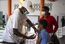 Tiêm vaccine phòng Covid-19 cho người dân tại Caracas, Venezuela. (Ảnh: AFP/TTXVN)