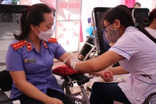 Các tình nguyện viên tham gia hiến máu.