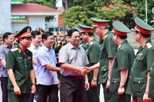 Cán bộ, chỉ huy Bộ Tư lệnh Quân khu 4 đón Thủ tướng Phạm Minh Chính.