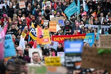 Người dân tham gia đình công yêu cầu tăng lương tại London, Anh, ngày 15/3/2023. (Ảnh: AFP/TTXVN)