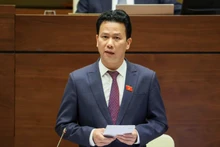 Bộ trưởng Tài nguyên và Môi trường Đặng Quốc Khánh phát biểu giải trình, làm rõ một số vấn đề đại biểu Quốc hội nêu. (Ảnh: DUY LINH)