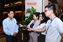 Đại biểu Phạm Văn Hòa (Đồng Tháp) trao đổi bên hành lang Quốc hội. Ảnh: THỦY NGUYÊN