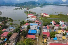 Đến trưa 15/9, sau 3 ngày nước dâng cao, nhiều nhà dân tại huyện Mỹ Đức vẫn chìm trong biển nước.