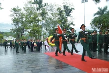 Nguyên Chủ tịch nước Trương Tấn Sang và các đại biểu thực hiện nghi thức truy điệu hài cốt liệt sĩ tại Nghĩa trang Liệt sĩ quốc gia Vị Xuyên.