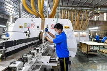 Kinh tế 9 tháng năm 2024 đạt mức tăng trưởng tích cực 6,82%, thể hiện sự quyết tâm và nỗ lực của toàn hệ thống chính trị trong phát triển kinh tế-xã hội và thích ứng nhanh, kịp thời với những biến động của kinh tế thế giới, khắc phục hậu quả nặng nề do thiên tai. (Ảnh minh họa: THÀNH ĐẠT)