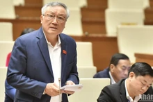 Chánh án Tòa án nhân dân tối cao Nguyễn Hòa Bình trả lời chất vấn của đại biểu Quốc hội. (Ảnh: ĐĂNG KHOA) 
