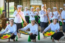 Đến Quỳ Hợp (Nghệ An), ngoài ấn tượng với trang phục truyền thống, du khách thập phương còn được khám phá nhiều nét văn hóa đặc trưng của đồng Thổ với dân ca, dân vũ. (Ảnh minh họa: THÀNH ĐẠT)
