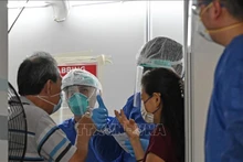 Một điểm xét nghiệm Covid-19 tại Singapore. (Ảnh: AFP/TTXVN)