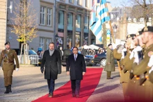 Thủ tướng Xavier Bettel chủ trì lễ đón chính thức Thủ tướng Phạm Minh Chính thăm Đại Công quốc Luxembourg. (Ảnh: VGP)