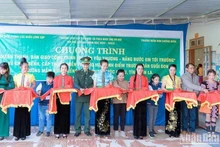 Cắt băng khánh thành “Bếp ăn yêu thương - Nâng bước em tới trường”.